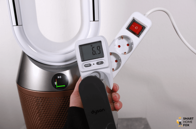 Der Stromverbrauch vom Dyson Luftkühler, Ventilator und Luftreiniger Humidify+Cool Formaldehyde PH04 wird mit einem Messgerät gemessen.